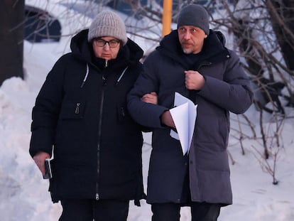 Liudmila Navalnaya, madre de Alexéi Navalni, y el abogado Vasily Dubkov, llegan al departamento regional del Comité de Investigación de Rusia en la ciudad de Salejard el 17 de febrero.