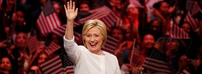 Hillary Clinton celebra con sus seguidores el haber logrado los delegados suficientes para garantizarse la nominación demócrata