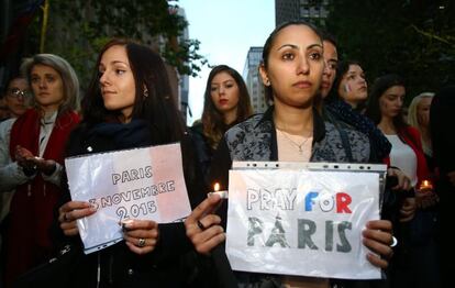 Manifestantes en Sidney se solidarizan con las v&iacute;ctimas del atentado de Par&iacute;s.