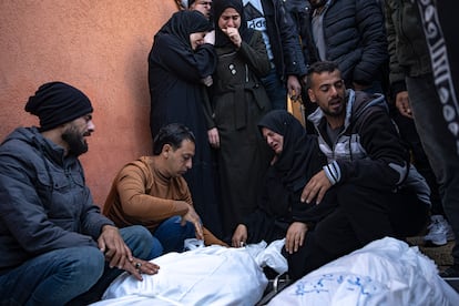 Familiares y amigos lloran junto a los cadáveres de varias personas muertas tras los ataques israelíes sobre Jan Yunis, este sábado. 