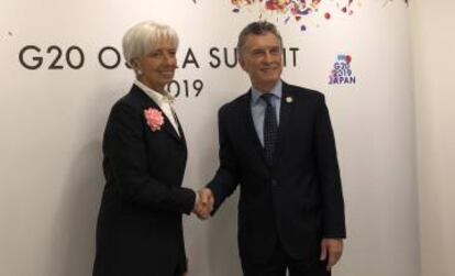 La titular del FMI, Christine Lagarde, y el presidente de Argentina, Mauricio Macri, se saludan en un alto de la cumbre del G20 en Osaka,