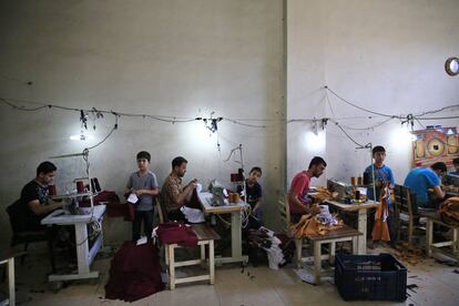 Refugiados sirios, incluidos niños, trabajan en un taller textil de la localidad de Gaziantep, en el sureste de Turquía.
