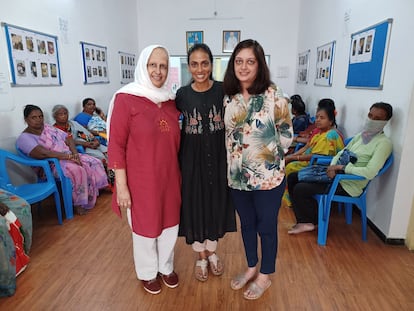 Rani Desai (izquierda) junto a su hija Priya (derecha) y a la doctora Ananya Siddaraniay en el centro médico de la fundación Anahat, en Bangalore.