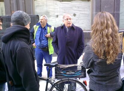 El político justifica la confiscación de las bicicletas, para la que no recurre a agentes del orden, en que está prohibido estacionarlas en el mobiliario urbano, a pesar de que la normativa permite candarlas a la farolas.