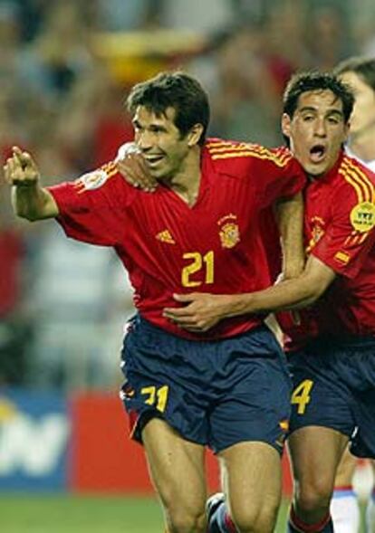Valerón y Vicente celebran el gol de España.
