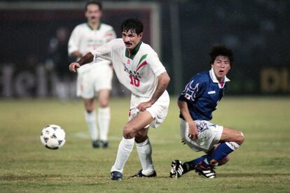 Ali Daei durante un partido ante Japón en 1997.