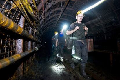 Varios mineros trabajan en una mina de carbón de Tauron Polska Energia SA, en Jaworzno (Polonia).