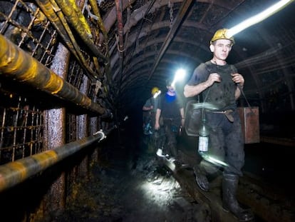 Varios mineros trabajan en una mina de carb&oacute;n de Tauron Polska Energia SA, en Jaworzno (Polonia). 