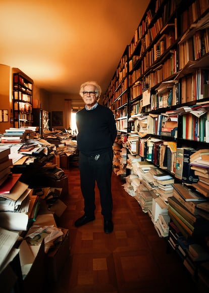 El autor de 'El queso y los gusanos', en su casa del centro de Bolonia, definitivamente conquistada por los libros.