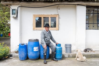 Jose Joaquin Moreno (79), en su casa, junto a los tanques que llenan de leche, en la comunidad San Ramón