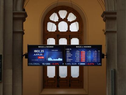 Panel de la Bolsa de Madrid a media sesión del jueves, día en que el Ibex 35 tuvo un retroceso histórico del 14,06%.