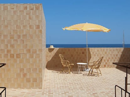 La terraza del apartamento de la segunda planta tiene vistas a la bahía de Alcúdia, en el norte de la isla de Mallorca. El espacio está totalmente revestido con baldosa de barro tradicional, un material típico de la zona y que se fabrica en la localidad de Felanitx, situada al sur.