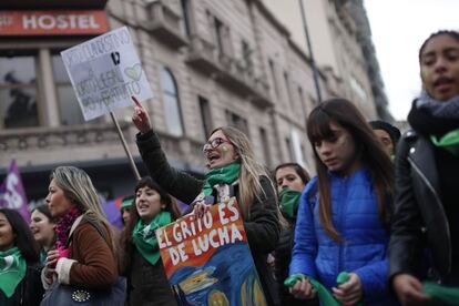 Jovenes con el pañuelo verde que es símbolo de la defensa del aborto legal se manifiestan frente al Congreso en Buenos Aires.
