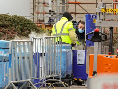 Trabajadores de la planta de Pfizer en Puurs (Bélgica) manipulaban hielo seco el viernes.