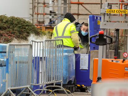 Trabajadores de la planta de Pfizer en Puurs (Bélgica) manipulaban hielo seco el viernes.