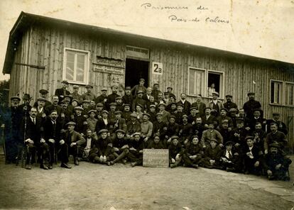 Un grupo de prisioneros civiles de la región francesa de Pas-de-Calais, encarcelados en un campo alemán.