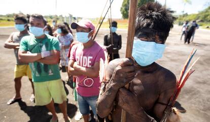 Indígenas de los grupos étnicos yeKuana y yanomami llegan al batallón especial fronterizo en Auaris (AM) para recibir atención médica de las Fuerzas Armadas, que se encuentran en la región tomando pruebas rápidas para detectar la covid-19, este martes en Auaris (Brasil).