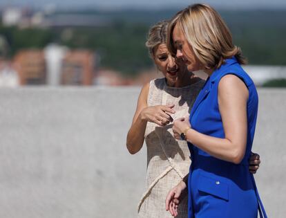 La vicepresidenta segunda y ministra de Trabajo y Economía Social, Yolanda Díaz (izquierda), y la ministra de Educación y Formación Profesional, Pilar Alegría. 