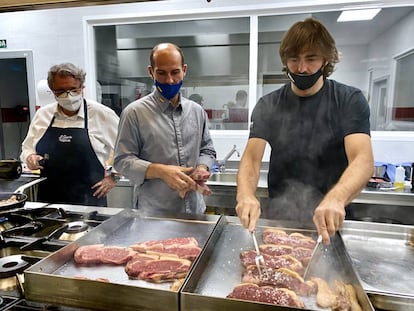 Los cocineros Iñaki Gorrotxategui, Aurelian Catalin y JuanJo López en el Curso de verano Carnívoros. J:C:CAPEL