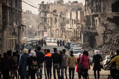 Sin aviones ni morteros sobrevolando sus cabezas, los ciudadanos se acercan en masa para visitar el casco antiguo de la ciudad de Alepo.