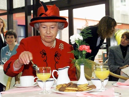 La reina Isabel II, tomando un desayuno en 1999.