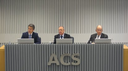 El CEO de ACS, Juan Santamaría, junto al presidente Florentino Pérez y el director general corporativo, Ángel García Altozano.