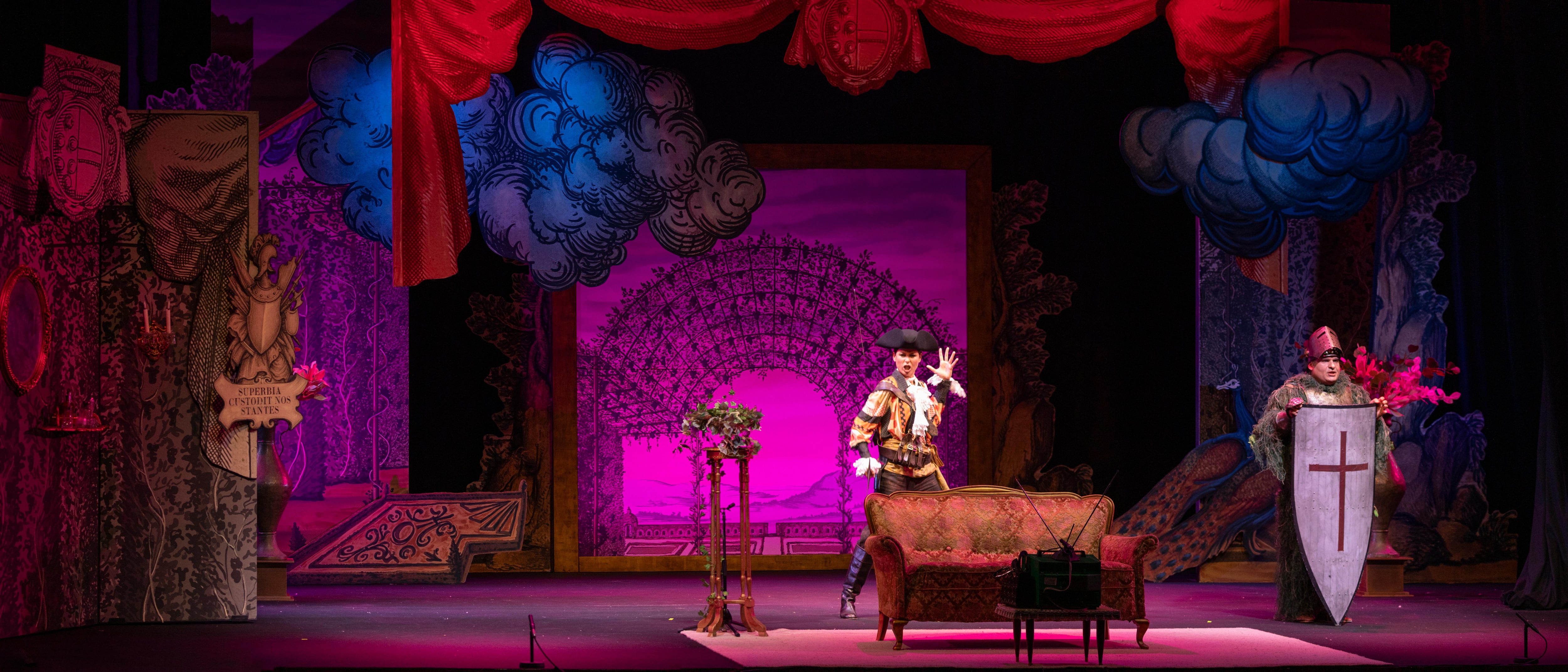 La soprano Irene Palazón y el tenor Juan Antonio Sanabria en un escena de 'El vizconde' de Barbieri durante los ensayos.