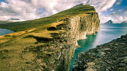 As falésias de Vágar, nas ilhas Faroe (Dinamarca).