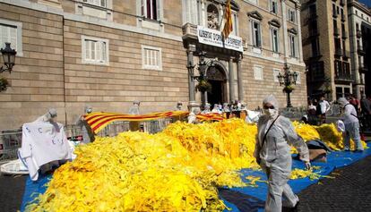 Acumulación de lazos amarillos retirados en la Plaza Sant Jaume.