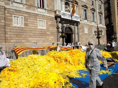 Acumulación de lazos amarillos retirados en la Plaza Sant Jaume.