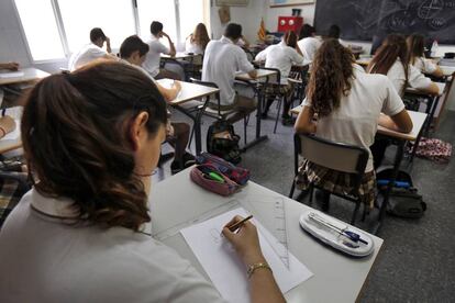 Alumnos de secundaria realizan una prueba en clase.