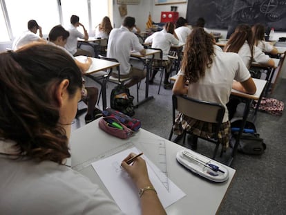 Alumnos de secundaria realizan una prueba en clase.