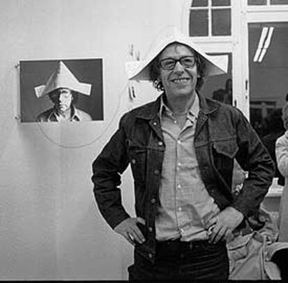 Robert Filliou, en 1972 con una &#39;Galerie Légitime&#39; doblada en una inauguración en Bonn.