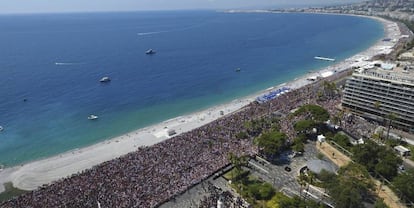 Miles de personas guardan un minuto de silencio por los muertos en Niza.