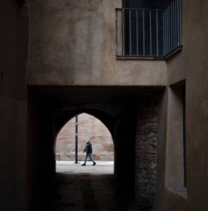 Un home passeja per Igualada, la setmana passada.