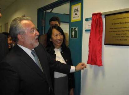 El ministro de Sanidad descubre una placa en el laboratorio de la Facultad de Medicina de la Universidad Nacional de Singapur