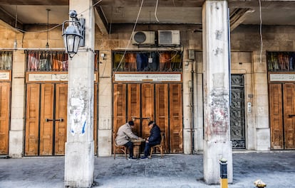 Dos hombres juegan al backgammon en una calle del barrio cristiano de Damasco, Bab Touma.