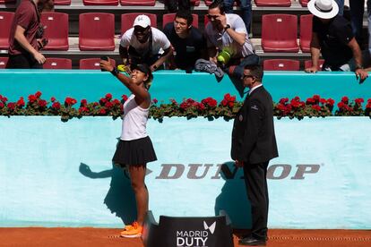 La nipona Naomi Osaka se saca un selfie con algunos aficionados, el 7 de mayo de 2019.