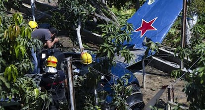 Varios bomberos y agentes inspeccionan el avi&oacute;n accidentado en V&eacute;lez.