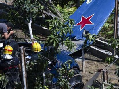 Varios bomberos y agentes inspeccionan el avi&oacute;n accidentado en V&eacute;lez.