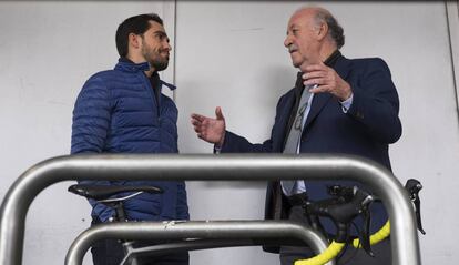 Alberto Contador y Vicente del Bosque, en la sede de EL PAÍS.