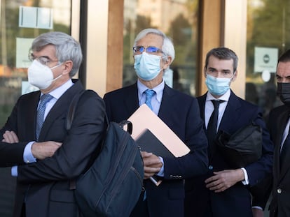 Los directivos de Escal, Recaredo del Potro y José Luis Martínez Dalmau, en la Audiencia de Castellón antes de iniciarse el juicio por el caso Castor.