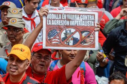 Simpatizantes do presidente Maduro marcham por Caracas.