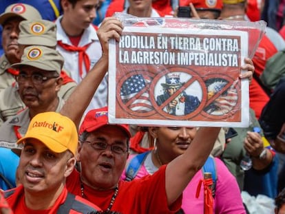 Simpatizantes do presidente Maduro marcham por Caracas.
