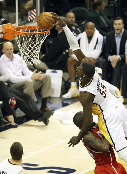 El jugador de los Pacers Roy Hibbert encesta ante Devin Harris de los Hawks