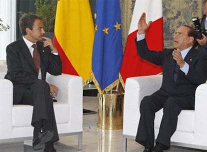 El primer ministro italiano gesticula ante el presidente del Gobierno español.