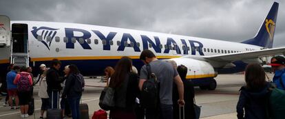 Pasajeros esperan subir a un avión de Ryanair en el aeropuerto londinense de Gatwick.