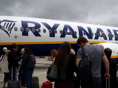 Pasajeros esperan subir a un avión de Ryanair en el aeropuerto londinense de Gatwick.