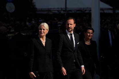 Los príncipes herederos de Noruega, Haakon y Mette-Marit, a su llegada al funeral.