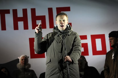 Alexéi Navalni se dirigía a los manifestantes durante una protesta contra Putin en la plaza Pushkin, en 2012 en Moscú. 